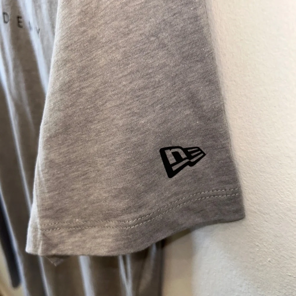 New Era Tee in like new condition - Picture 4 of 6